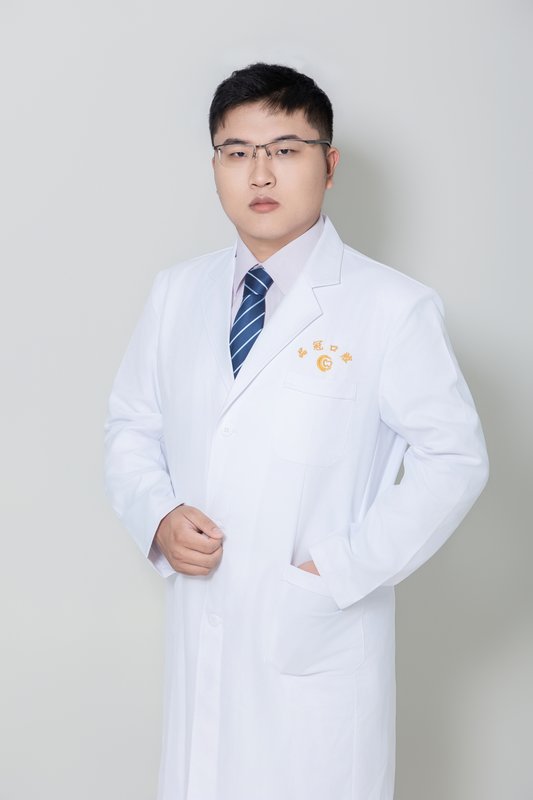 张凯 医师 微创拔牙与儿童牙科